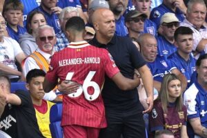 Bek Liverpool Trent Alexander-Arnold ditarik keluar Arne Slot di laga lawan Ipswich Town, Sabtu (17/08/2024). (c) AP Photo/Alastair Grant