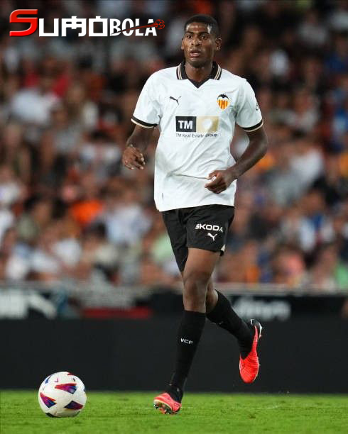 Arsenal Makin Dekat Datangkan Defender Ini dari Valencia