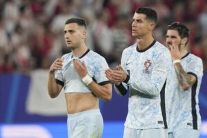 Euro 2024: 3 pemain Portugal, Diogo Dalot, Cristiano Ronaldo, dan Ruben Neves, (c) AP Photo/Martin Meissner