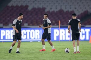 Pemain Timnas Indonesia, Thom Haye dan Nathan Tjoe-A-On berlatih di Gelora Bung Karno menjelang laga lawan Timnas Jepang. (c) Bola.net/Bagaskara Lazuardi