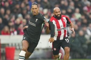 Duel Virgil van Dijk dan Bryan Mbeumo di laga Brentford vs Liverpool, Sabtu (18/1/2025) (c) AP Photo/Kirsty Wigglesworth
