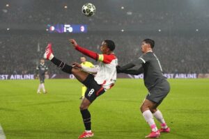 Liga Champions 2024/25: Quinten Timber vs Tijjani Reijnders di laga Feyenoord vs AC Milan pada leg 1 play-off fase gugur (c) AP Photo/Peter Dejong