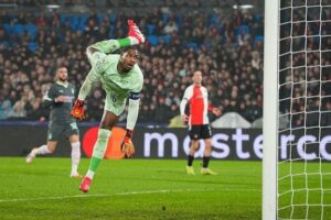 Aksi penyelamatan akrobatik Mike Maignan di laga Feyenoord vs AC Milan, Liga Champions 2024/2025 (c) AP Photo/Peter Dejong