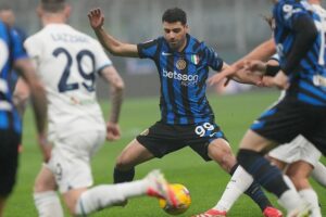 Mehdi Taremi dikepung lawan di laga Inter Milan vs Lazio, Coppa Italia 2024/2025 (c) AP Photo/Luca Bruno