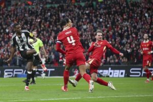 Alexander Isak mencetak gol di laga Liverpool vs Newcastle di final Carabao Cup di Wembley, Minggu (16/3/2025). (c) AP Photo/Scott Heppell