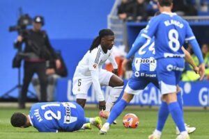 Gelandang Real Madrid Eduardo Camavinga beraksi di laga kontra Alaves di Mendizorroza, Minggu (13/04/2025). (c) AP Photo/Miguel Oses