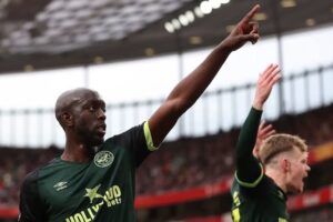 Yoanne Wissa (kiri) merayakan golnya ke gawang Arsenal, Sabtu (12/4/2025) (c) Premier League Official