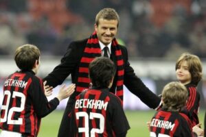 David Beckham tersenyum sebelum laga Serie A antara AC Milan dan Udinese di Stadion San Siro, Minggu (21/12/2008). (c) AP Photo/Antonio Calanni