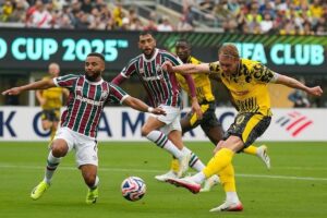 Julian Brandt (Borussia Dortmund) menendang ke gawang dalam laga Club World Cup Grup F antara Fluminense dan Borussia Dortmund di East Rutherford, New Jersey (c) AP Photo/Seth Wenig