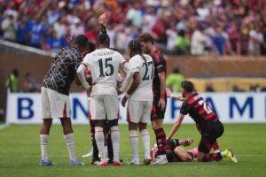 Pemain Chelsea Nicolas Jackson menerima kartu merah dalam laga Piala Dunia Antarklub melawan Flamengo, Sabtu, 21 Juni 2025. (c) AP Photo/Chris Szagola