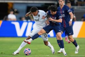 Pemain Botafogo Igor Jesus berduel dengan pemain PSG Vitinha dalam laga Piala Dunia Antarklub, Jumat, 20 Juni 2025. (c) AP Photo/Gregory Bull