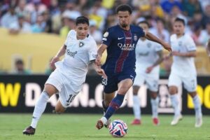 Pemain Botafogo Jefferson Savarino berduel dengan pemain PSG Warren Zaire-Emery dalam laga Piala Dunia Antarklub, Jumat, 20 Juni 2025. (c) AP Photo/Jae C. Hong