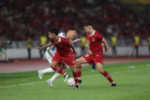 Aksi Shayne Pattynama dan Marselino Ferdinan pada laga uji coba FIFA Matchday antara Timnas Indonesia vs Argentina di Stadion Gelora Bung Karno (c) Bagaskara Lazuardi