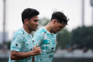 Asnawi Mangkualam dan Shayne Pattynama dalam sesi latihan Timnas Indonesia. (c) Bola.net/Bagaskara Lazuardi