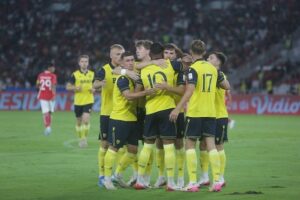 Selebrasi skuad Oxford United dalam laga Piala Presiden 2025 versus Liga Indonesia All Star di Stadion Utama Gelora Bung Karno, Minggu (6/7/2025). (c) Bola.net/M Iqbal Ichsan