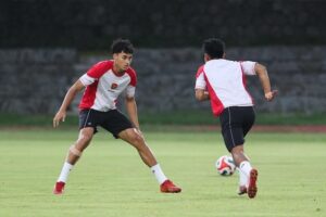 Penyerang Timnas Indonesia, Rafael Struick (kiri) dalam sesi latihan menjelang laga lawan Timnas Filipina di Piala AFF 2024. (c) Bola.net/Abdul Aziz