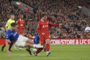 Tekel berbahaya dari bek Everton, James Tarkowski, kepada gelandang Liverpool, Alexis Mac Allister. (c) AP Photo/Ian Hodgson