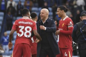 Arne Slot memberikan instruksi pada Ryan Gravenberch pada laga Liverpool di Premier League 2024/2025 (c) AP Photo/Rui Vieira