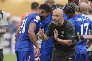 Pelatih Chelsea, Enzo Maresca memberikan instruksi kepada Reece James (24) saat water break di final Piala Dunia Antarklub 2025 melawan PSG. (c) AP Photo/Seth Wenig