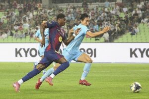 Marcus Rashford dari Barcelona (kiri) berebut bola dengan Woo Hoo-sung dari Daegu FC dalam laga persahabatan antara Barcelona dan Daegu FC di Stadion Daegu, Daegu, Korea Selatan, Senin, 4 Agustus 2025 (c) Yun Kwan-shick/Yonhap via AP