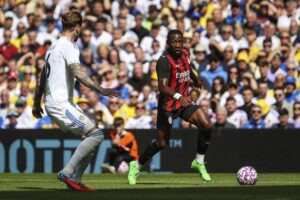 Joe Rodon dari Leeds United (kiri) dan Pervis Estupinan dari AC Milan beraksi dalam laga pramusim antara Leeds United dan AC Milan di Stadion Aviva, Dublin, Irlandia, Sabtu, 9 Agustus 2025 (c) Evan Treacy/PA via AP