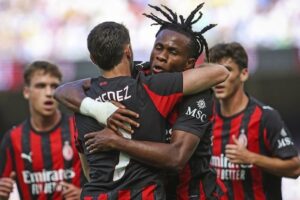 Santiago Gimenez dari AC Milan (tengah kiri) merayakan gol bersama Samuel Chukwueze dalam laga pramusim antara Leeds United dan AC Milan di Stadion Aviva, Dublin, Irlandia, Sabtu, 9 Agustus 2025 (c) Evan Treacy/PA via AP