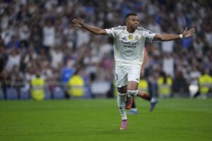 Selebrasi penyerang Real Madrid, Kylian Mbappe usai mencetak gol ke gawang Osasuna di jornada 1 La Liga 2025-2026. (c) AP Photo/Manu Fernandez