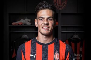Ardon Jashari resmi bergabung dengan AC Milan, Rabu (6/8/2025). (c) AC Milan Official