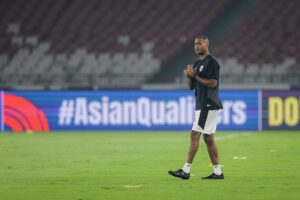 Pelatih Timnas Indonesia, Patrick Kluivert dalam sesi latihan tim jelang lawan China di SUGBK, Jakarta. (c) Bola.net/Bagaskara Lazuardi