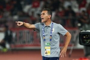 Ekspresi Gerald Vanenburg di laga Indonesia U-23 vs Malaysia U-23, Senin (21/7/2025). (c) Bola.net/Abdul Aziz
