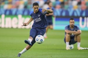 Bek PSG, Achraf Hakimi menendang bola dalam sesi latihan tim jelang laga melawan Tottenham di UEFA Super Cup 2025. (c) AP Photo/Darko Bandic