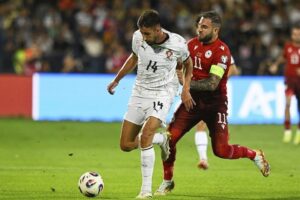 Goncalo Inacio merebut bola dengan Tigran Barseghyan di laga Armenia vs Portugal Kualifikasi Piala Dunia 2026 Grup F di Vazgen Sargsyan Stadium, 6 September 2025 (c) AP Photo/Hakob Berberyan