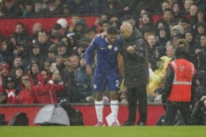 Pelatih Chelsea, Enzo Maresca berbicara dengan Reece James saat melawan Manchester United di Old Trafford. (c) AP Photo/Dave Thompson