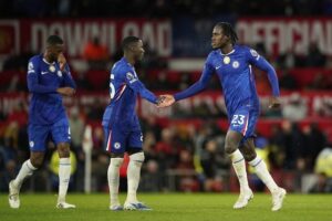 Bek Chelsea Trevoh Chalobah (kanan) dan Moises Caicedo merayakan gol ke gawang Manchester United di Old Trafford. (c) AP Photo/Dave Thompson