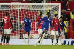 Selebrasi bek Chelsea, Trevoh Chalobah setelah mencetak gol ke gawang Manchester United di Old Trafford. (c) AP Photo/Dave Thompson