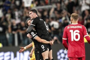Selebrasi Dusan Vlahovic bersama Manuel Locatelli pada laga Juventus vs Borussia Dortmund di Liga Champions 2025-2026. (c) Marco Alpozzi/LaPresse via AP
