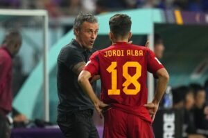 Piala Dunia 2022: Pelatih Timnas Spanyol, Luis Enrique memberi instruksi kepada pemainnya, Jordi Alba (c) AP Photo/Julio Cortez