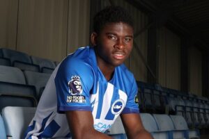 Carlos Baleba bergabung dengan Brighton. (c) Brighton Official