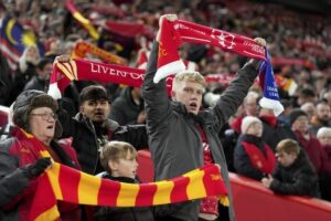 Suporter Liverpool di Anfield dalam pertandingan melawan Real Madrid di Liga Champions 2024/2025. (c) AP Photo/Jon Super