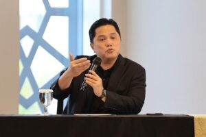 Ketum PSSI, Erick Thohir, mengumumkan Jordi Cruyff sebagai penasihat teknis Timnas Indonesia, Selasa (25/2/2025) sore. (c) Bola.net/Abdul Aziz