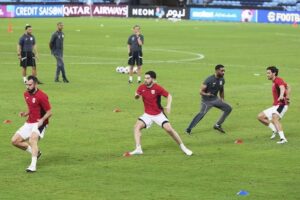 Bek Timnas Indonesia, Nathan Tjoe-A-On (kanan), menjalani sesi latihan sebelum duel lawan Australia, Rabu (19/03/2025). (c) AP Photo/Mark Baker