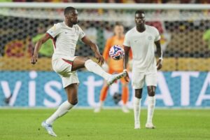 Aksi bek Chelsea, Tosin Adarabioyo mengontrol bola saat melawan Esperance Tunisie di Piala Dunia Antarklub 2025. (c) AP Photo/Chris Szagola