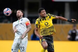 Jobe Bellingham dan Sergio Ramos berduel dalam laga Borussia Dortmund vs Monterrey di babak 16 besar Piala Dunia Antarklub 2025, Rabu (2/7/2025). (c) AP Photo/Brynn Anderson