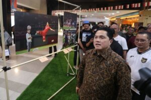 Ketua Umum PSSI, Erick Thohir, melihat pameran foto bertajuk 90 & Beyond di area publik Mal Sarinah, Jakarta, Rabu (27/8/2025) (c) Bola.com/M Iqbal Ichsan
