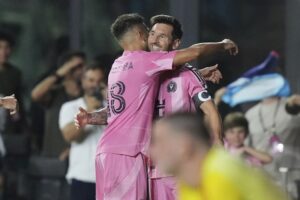 Lionel Messi merayakan golnya di laga Inter Miami vs LA Galaxy bersama Jordi Alba, Minggu (17/08/2025) pagi WIB. (c) AP Photo/Lynne Sladky