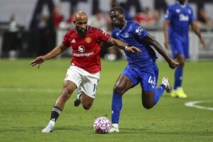 Bryan Mbeumo dipepet Tim Iroegbunam di laga Manchester United vs Everton, Senin (04/08/2025). (c) AP Photo/Colin Hubbard