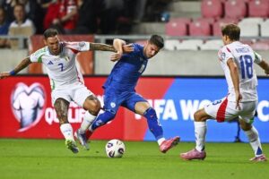 Gelandang Israel, Manor Solomon (tengah) diadang dua pemain Italia, Matteo Politano dan Nicolo Barella di Grup I Kualifikasi Piala Dunia 2026. (c) AP Photo/Denes Erdos