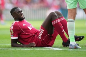 Pemain Liverpool Ibrahima Konate mengalami cedera saat pertandingan Liga Inggris kontra Arsenal di Anfield. (c) AP Photo/Jon Super