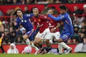 Bek Manchester United, Noussair Mazraoui berebut bola dengan pemain Chelsea, Andrey Santos dan Marc Cucurella. (c) AP Photo/Dave Thompson