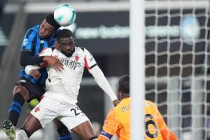 Honest Ahanor berebut bola udara dengan Fikayo Tomori dalam laga Serie A antara Atalanta vs AC Milan di Gewiss Stadium, 29 Oktober 2025 (c) (Spada/LaPresse via AP)